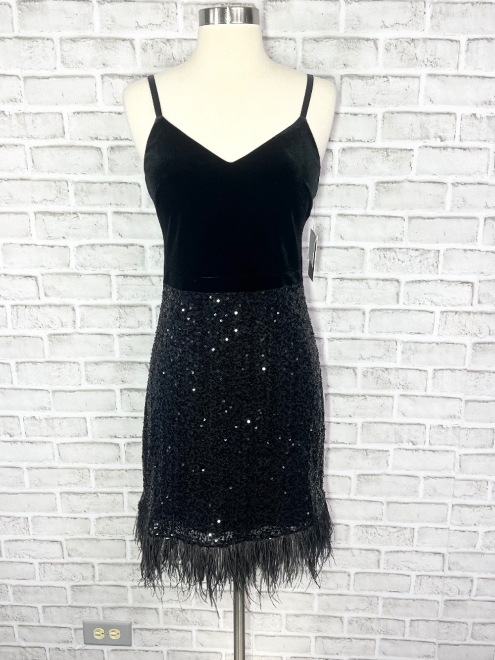 👗NWT($148)🤩 |•GUESS•| Velvet Sequin Feather Party Event Cocktail Dress Size 4